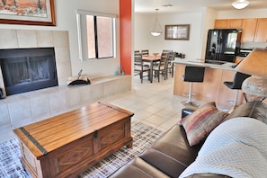 Smart TV, chimenea y oficina