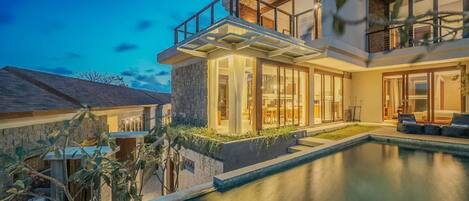 Una piscina al aire libre