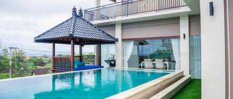 Una piscina al aire libre