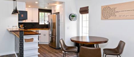 Microondas, horno, parrilla de estufa y lavavajillas