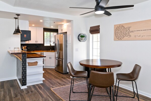 Microwave, oven, stovetop, dishwasher - Spectacular Music Lovers Condo (Palm Springs)
