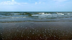 A beach with waves and a clear sky. - Villa Les Eglantines in Belle Epoque Wijk Oostende (Oostende)