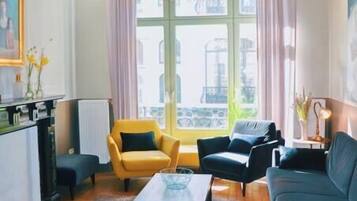 Televisión y chimenea