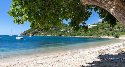 Southern Star- Kayaks & SUPS, Steps to Beach, Ocean Views!