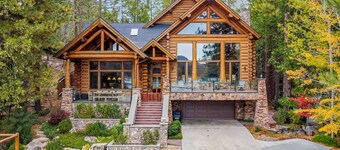 Luxe lakefront lodge with amazing view, dock & beach near skiing & golf