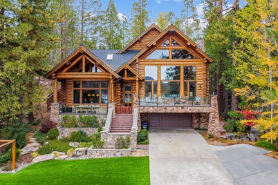 Luxe lakefront lodge with amazing view, dock & beach near skiing & golf