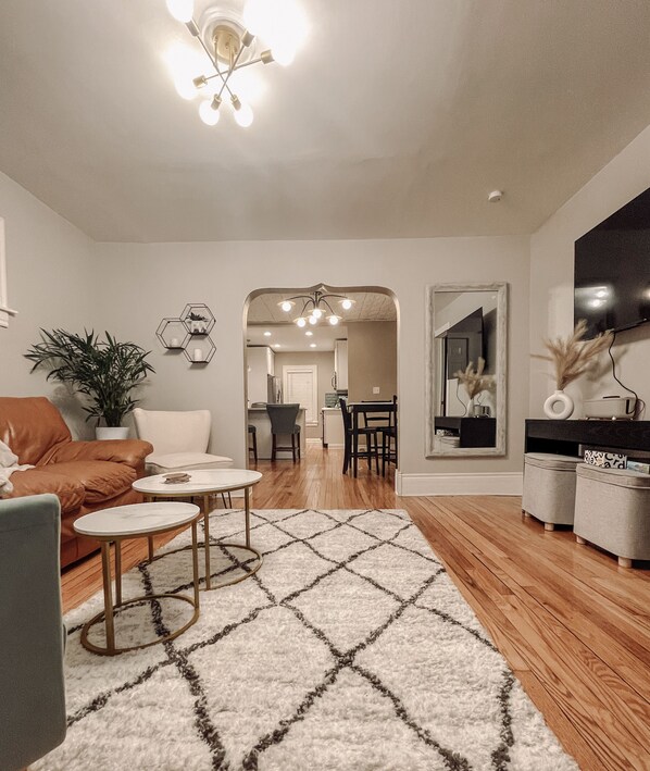 Smart TV, books, offices - Family-sized home just a few blocks to downtown Main St King bed + fenced yard (Royal Oak)