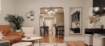 Family-sized home just a few blocks to downtown Main St King bed + fenced yard