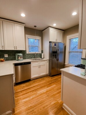 Fridge, microwave, oven, stovetop - Family-sized home just a few blocks to downtown Main St King bed + fenced yard (Royal Oak)