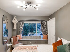 3 bedrooms, desk, iron/ironing board, free WiFi - Family-sized home just a few blocks to downtown Main St King bed + fenced yard (Royal Oak)