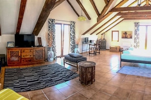 4 habitaciones, tabla de planchar con plancha, internet y ropa de cama