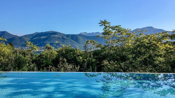 Una piscina amb vista a la muntanya.