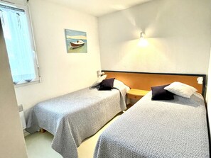 2 habitaciones y tabla de planchar con plancha 