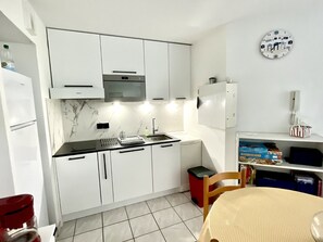Kühlschrank, Mikrowelle, Ofen, Geschirrspüler