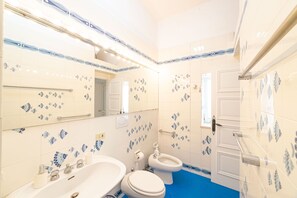 Badewanne, Haartrockner, Bidet, Handtücher