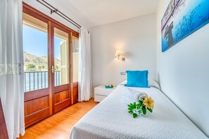 3 bedrooms, iron/ironing board, free WiFi, bed sheets - House near beach Nenufars with mountain views (Alcúdia)