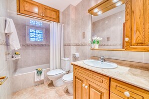 Badewanne, Haartrockner, Handtücher