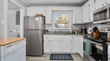 Frigorifero, microonde, piano cottura, macchina per tè/caffè