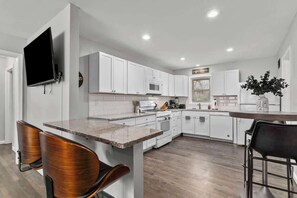 Frigorífico, horno, placa de cocina y lavavajillas