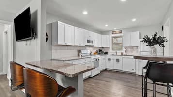 Fridge, oven, stovetop, dishwasher