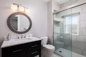 Shower, hair dryer - Double the Space|2Kitchens|2Livingspaces|Sleeps12 (Kansas City)