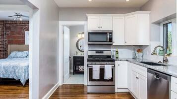 Geladeira, micro-ondas, fogão, cooktop