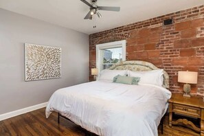 5 bedrooms, iron/ironing board, travel crib, WiFi - World Cup Ready|2Kitchens|2Livingspaces|Sleeps12 (Kansas City)