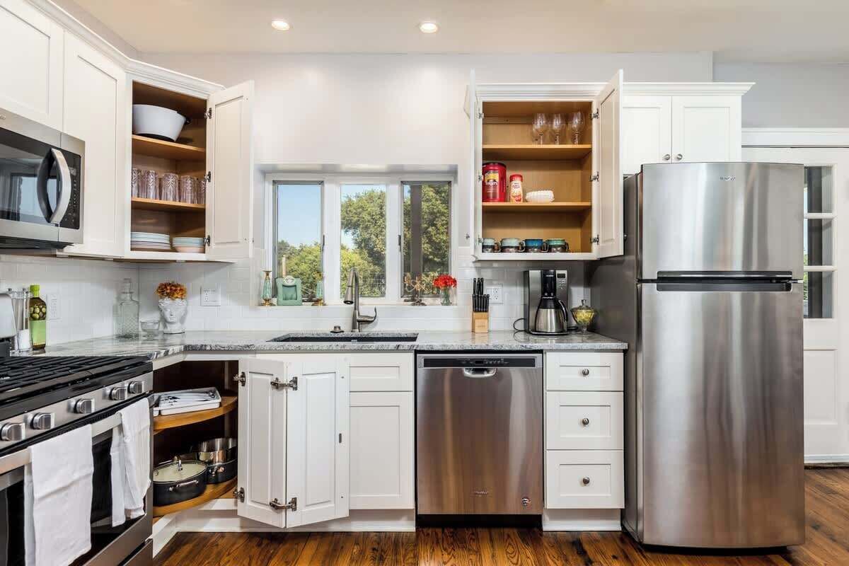 Een koelkast, een microgolfoven, een oven, een kookplaat