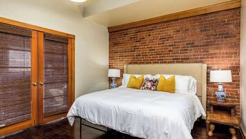 5 bedrooms, iron/ironing board, travel crib, WiFi