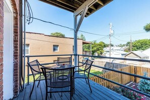 Outdoor dining - Double the Space|2Kitchens|2Livingspaces|Sleeps12 (Kansas City)