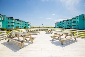 Outdoor dining - Gorgeous Ocean View from 2 Bedroom 2 Bath Condo with Pool and Ocean Access (Atlantic Beach)