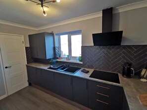 Kjøleskap, mikrobølgeovn, ovn og kokeplater