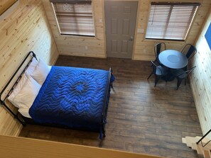 2 habitaciones, tabla de planchar con plancha y cuna de viaje