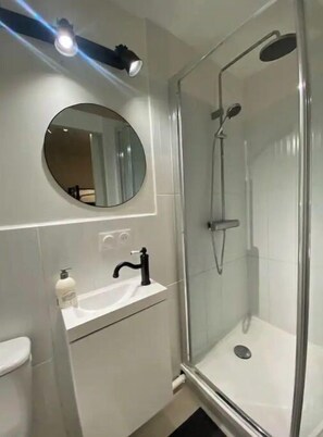 Séchoir à cheveux, serviettes fournies, papier de toilette