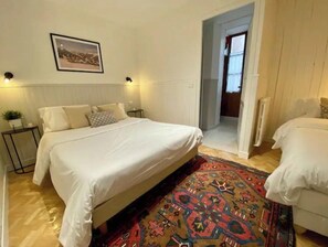 2 bedrooms, free WiFi, bed sheets - Short Walk to Gondola and Thermals! (Brides-les-Bains)
