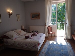 4 bedrooms, iron/ironing board, travel crib, free WiFi - Quiet house with swimming pool surrounded by its park (Quintenas)