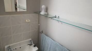 Shower, towels