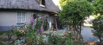 寧靜村莊舒適小屋