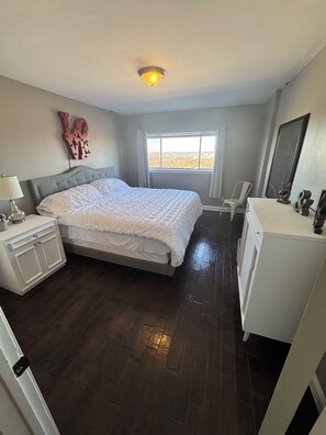 3 bedrooms, desk, free WiFi, bed sheets