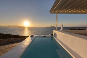 A pool with a view of the sea and a sunset. - Thea Villas Paros, Villa Turquoise, private pool, amazing view to the sea sunset (Paros)