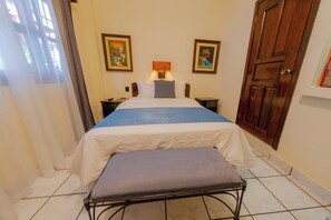 Habitación doble estándar | Espacio para trabajar con laptop y tabla de planchar con plancha
