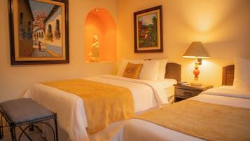 Habitación triple estándar | Ropa de cama de alta calidad, edredón y escritorio