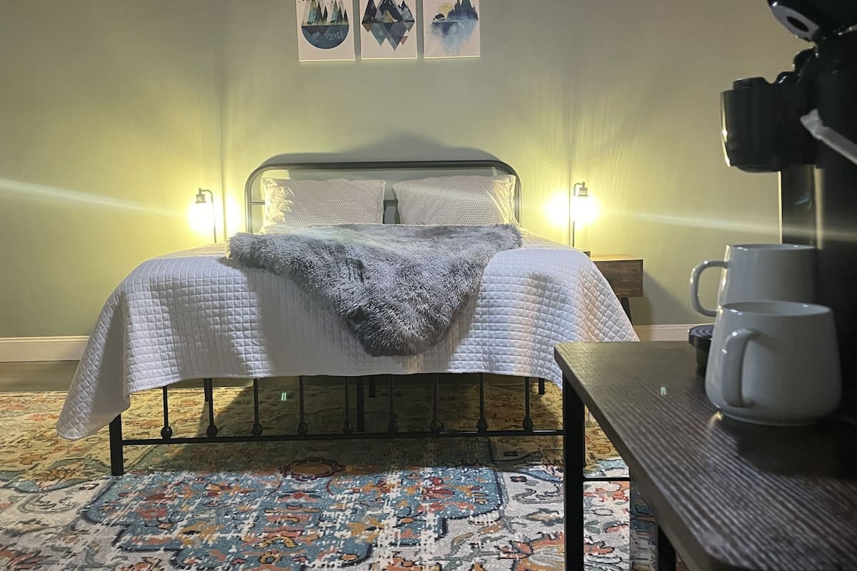 Habitación doble Deluxe, 1 cama Queen size, vista a la montaña | Camas con efecto memoria, cortinas blackout, camas extra y wifi gratis 