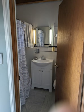 Bathroom - The Arsenal Inn (Elizabethtown)