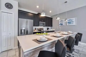 Fridge, microwave, oven, stovetop - *Gorgeous Villa w/Pool + free Waterpark!* (Kissimmee)