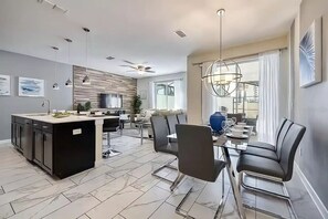 Dining - *Gorgeous Villa w/Pool + free Waterpark!* (Kissimmee)