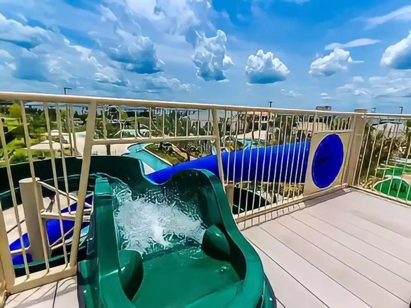 Eine Wasserrutsche an einem sonnigen Tag bei blauem Himmel.