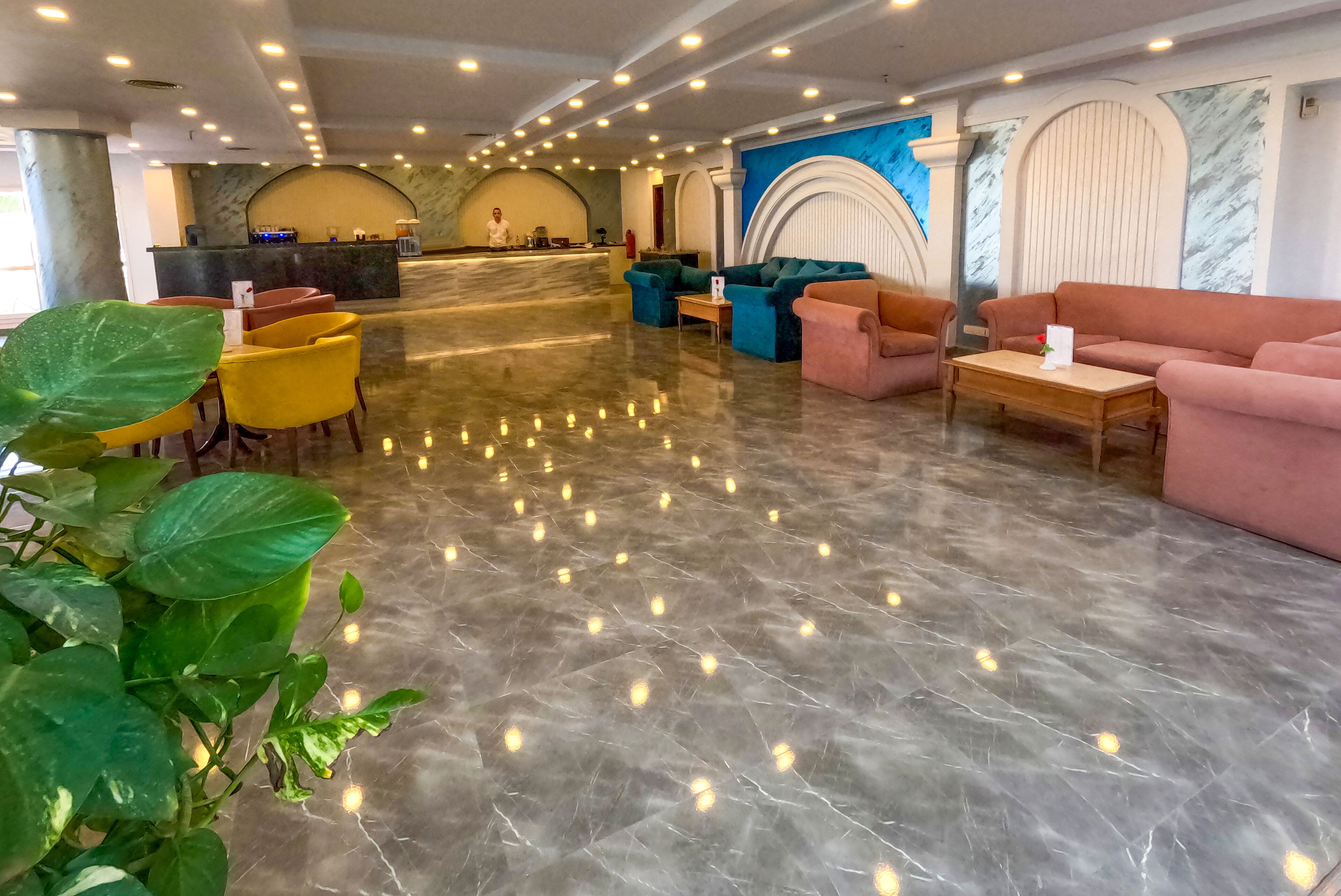 5 bars/lounges, 3 poolside bars, beach bar