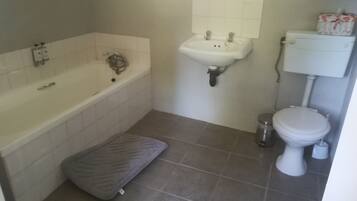 Deep-soaking bathtub, towels