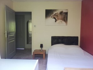 4 bedrooms, desk, iron/ironing board, travel cot
